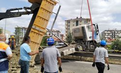 Hafriyat yüklü kamyon refüje çıktı