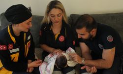 Hamile kadın ambulansta doğum yaptı