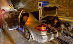 Otomobil bagajında 11 düzensiz göçmen yakalandı