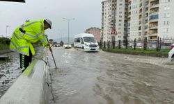 Sağanak yağmur sonrası cadde ve sokaklar göle döndü