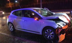 Ümraniye'de kontrolden çıkan otomobil minibüse çarptı: 3 yaralı