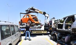 İzmir'de hurda araç merkezi: Eski lüks otomobiller ekonomiye kazandırılıyor