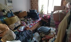 4 ton çöp çıkan evi temizleyip yaşanabilir hale getirildiler