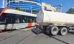 Tramvay durağında otomobil-tramvay çarpışması seferleri aksattı