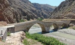 8 asırlık Kız Köprüsü, ziyaretçilerine eşsiz manzara sunuyor
