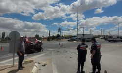 Aksaray'da kamyonet ile otomobil çarpıştı: 2 yaralı