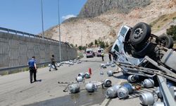 Amasya'da tüp yüklü kamyonun devrildiği kazada sürücü ağır yaralandı