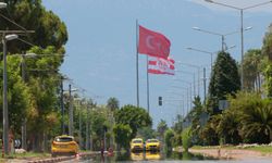 Antalya’da rekor sıcaklık nedeniyle sokaklar boşaldı, sahiller doldu