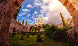 Ortaçağ mimarisi ve eşsiz manzaralarıyla Bellapais Manastırı