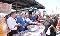 Kızılay, Karşıyaka’da 1000 kişiye aşure dağıttı