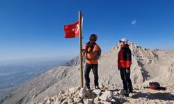 Dağcılar, 3 bin 560 metrelik Eznevit Zirvesi'ne tırmandı