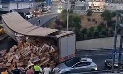 Kağıthane’de virajı alamayan TIR’ın dorsesi yan yattı, tonlarca ürün yola saçıldı