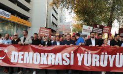 İzmir'de AK Parti İl Gençlik Kolları, 15 Temmuz 'Demokrasi Yürüyüşü' düzenledi