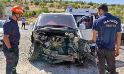 Kamyonet ile hafif ticari araç çarpıştı: 2 yaralı