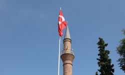 Kentin merkezine dev Türk bayrağı