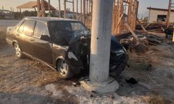Otomobil, aydınlatma direğine çarptı: 1 yaralı
