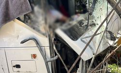 Söke'de otobüs kazası: Apartmanın zemin katına girdi, 1 kişi hayatını kaybetti