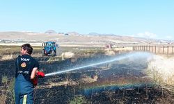 Van Tuşba'da tarla yangını itfaiye tarafından söndürüldü