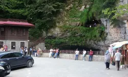 Körfez’den Trabzon’a serinlik yolculuğu: Çal Mağarası turistlerin gözdesi oldu!