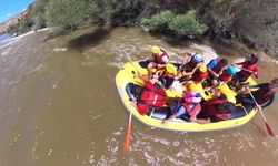 Babalar ve çocuklardan rafting keyfi