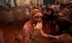 Bunol'da La Tomatina Festivali: 77. yılında binlerce katılımcı domates savaşına daldı