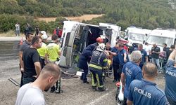 Düğün yolunda feci kaza| İzmir’e düğüne gelen akraba grubunu taşıyan midibüs kaza yaptı: 20 yaralı