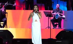 Ebru Yaşar'dan coşkulu konser