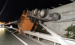 İstanbul-İzmir Otoyolu Bursa geçişinde refüje devrilen TIR’ın sürücüsü yaralandı