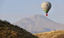 Kapadokya'da Zafer Bayramı coşkusu: Türk bayraklı sıcak hava balonları gökyüzünde şahlandı