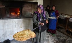 Kadınlar, asırlık ekmek yapma geleneğini yaşatıyor...