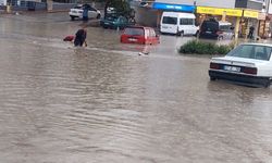 Sağanak yağış hayatı durma noktasına getirdi