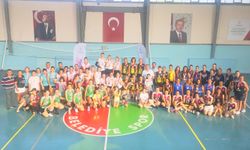 Foça'daki Voleybol Turnuvası'nda "Evinin Sultanları" rakiplerini geride bıraktı