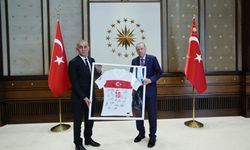 Cumhurbaşkanı Erdoğan'dan TFF Başkanı Hacıosmanoğlu'na tebrik: Türk Futbolunun geleceği sizlerin omuzlarında