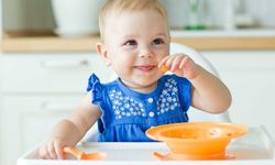 Baby-Led Weaning akımı: Bebeklerin kendi kendine beslenmesi güvenli mi?