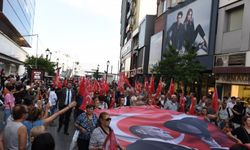 Gaziler yürüdü, Karşıyakalılar alkışlarla destek verdi