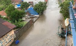 Derince'de sağanak yağışlar su baskınlarına yol açtı