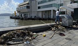 İzmir Körfezi'nde sağanak sonrası atık kirliliği yaşandı!