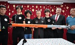 Milli Astronot Gezeravcı, Adana'da roket tanıttı ve öğrencilerle buluştu