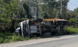 Sakarya’da toprak yüklü kamyon devrildi: 1 kişi yaralandı