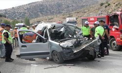 İzmir-Uşak kara yolunda vahim kaza! TIR'a saplanan araç sürücüsü hayatını kaybetti!