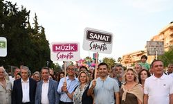 Kuşadası Sokak Festivali'nde renkli görüntüler: Ada Rio'yu aratmadı