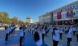 Manisa'da Cumhuriyet'in 101. yılı kutlaması: 200 öğrenciyle zeybek coşkusu!