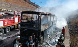 Yolcuların müdahalesi faciayı önledi: Otomobil yandı, kül oldu