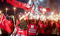 Kızılay Gönüllüleri bayraklarla Cumhuriyet Meydanı’nda buluştu