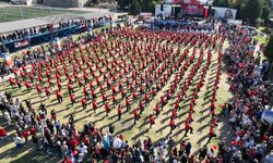 Gaziemir'de gururlandıran kutlama: Tam 750 kişi harmandalı oynadı