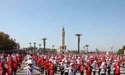 Cumhuriyet Bayramı coşkuyla kutlanıyor: Gençlerin hür sesleri meydanlarda çınlıyor!