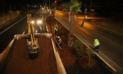 Gece de harıl harıl çalışıyorlar: Seferihisar yolu refüj düzenlemesi sürüyor