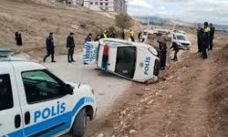 Polis aracı takla attı: Yaralı polisler hastaneye kaldırıldı