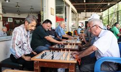 İzmir’de dama tutkusu: Her yaştan vatandaşın buluşma noktası