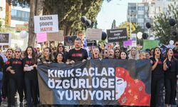 Kırık saçlar özgürlüğe yürüyor: Buca'da kadınların sesine destek